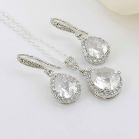 Silver Plated Cubic Zirconia Necklace and Earrings Beautiful Shiny Set NWT - Picture 3 of 5